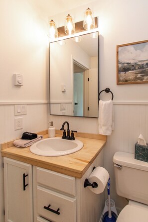 Hair dryer, towels, soap, shampoo - Walk to DT I King I Keyless Entry I Garage I W/D (Fargo)