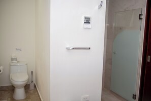 Regadera, toallas, jabón, papel de baño 