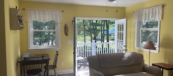 Charming 1-bedroom apartment in welcoming Barrington with AC