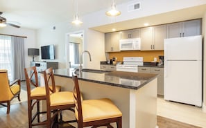 Full-size fridge, microwave, oven, stovetop