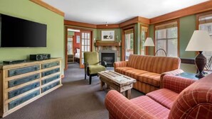 Una sala de estar acogedora con chimenea, televisor y sofá.
