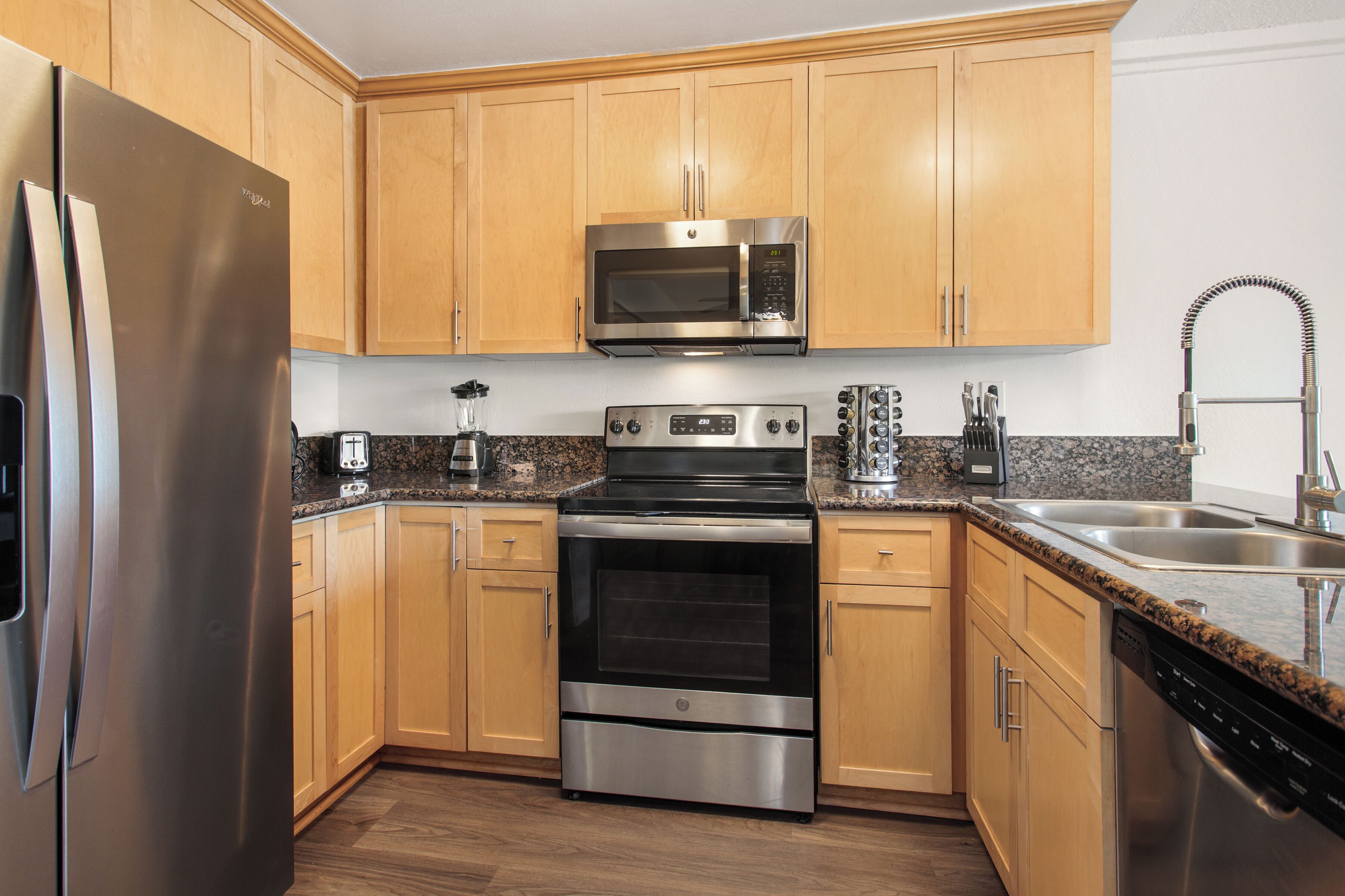 ثلاجة، ميكروويف، فرن، موقد طهي مسطح