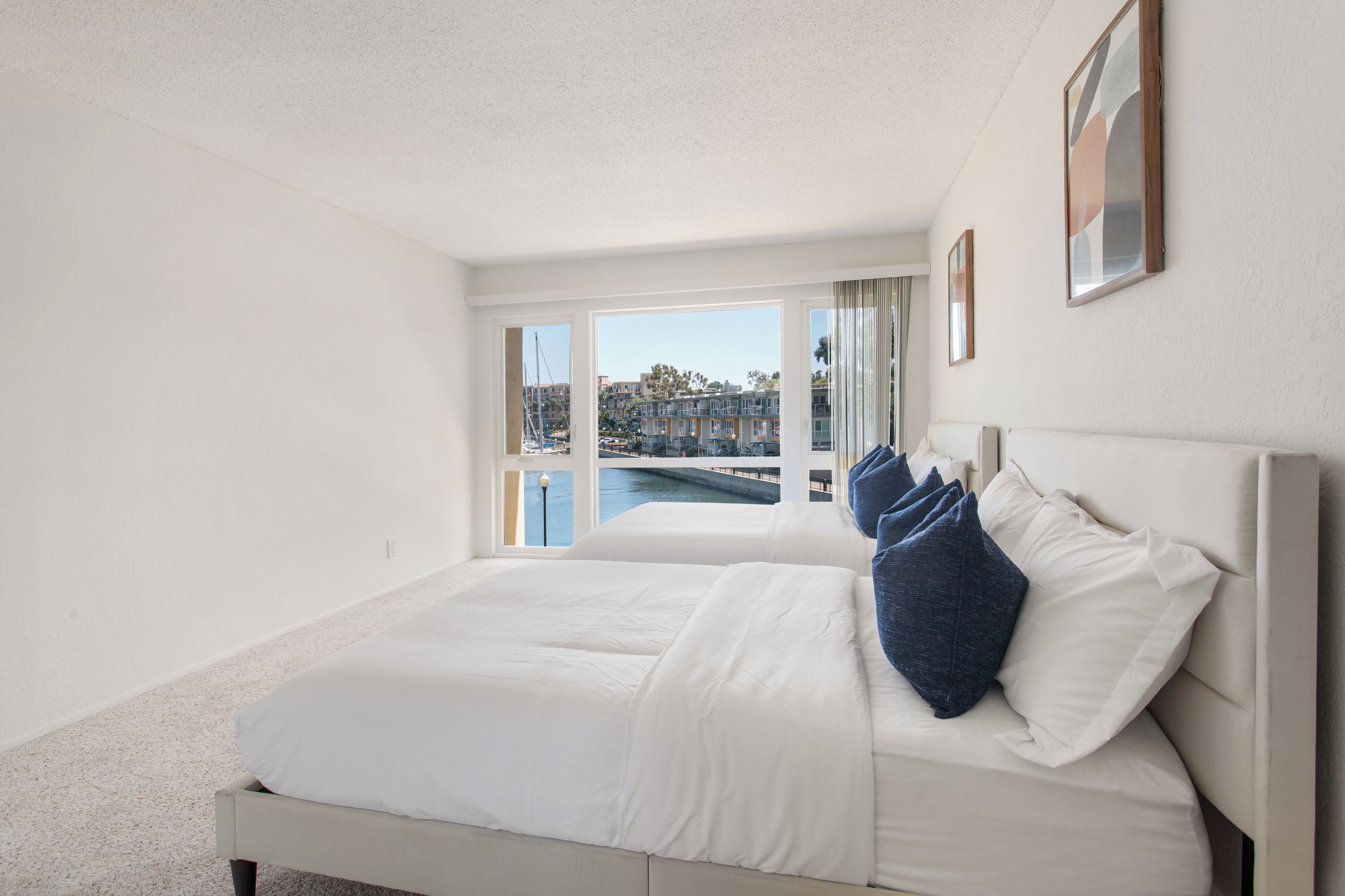 2 habitaciones, tabla de planchar con plancha y cuna de viaje 