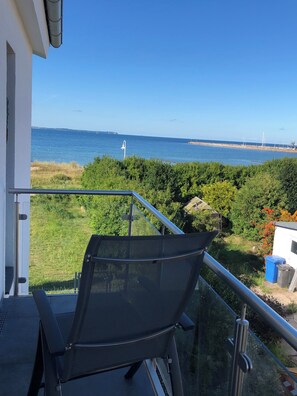 Property grounds - Apartment Lia: Sea view of Cape Arkona and the harbor of Glowe (Glowe)