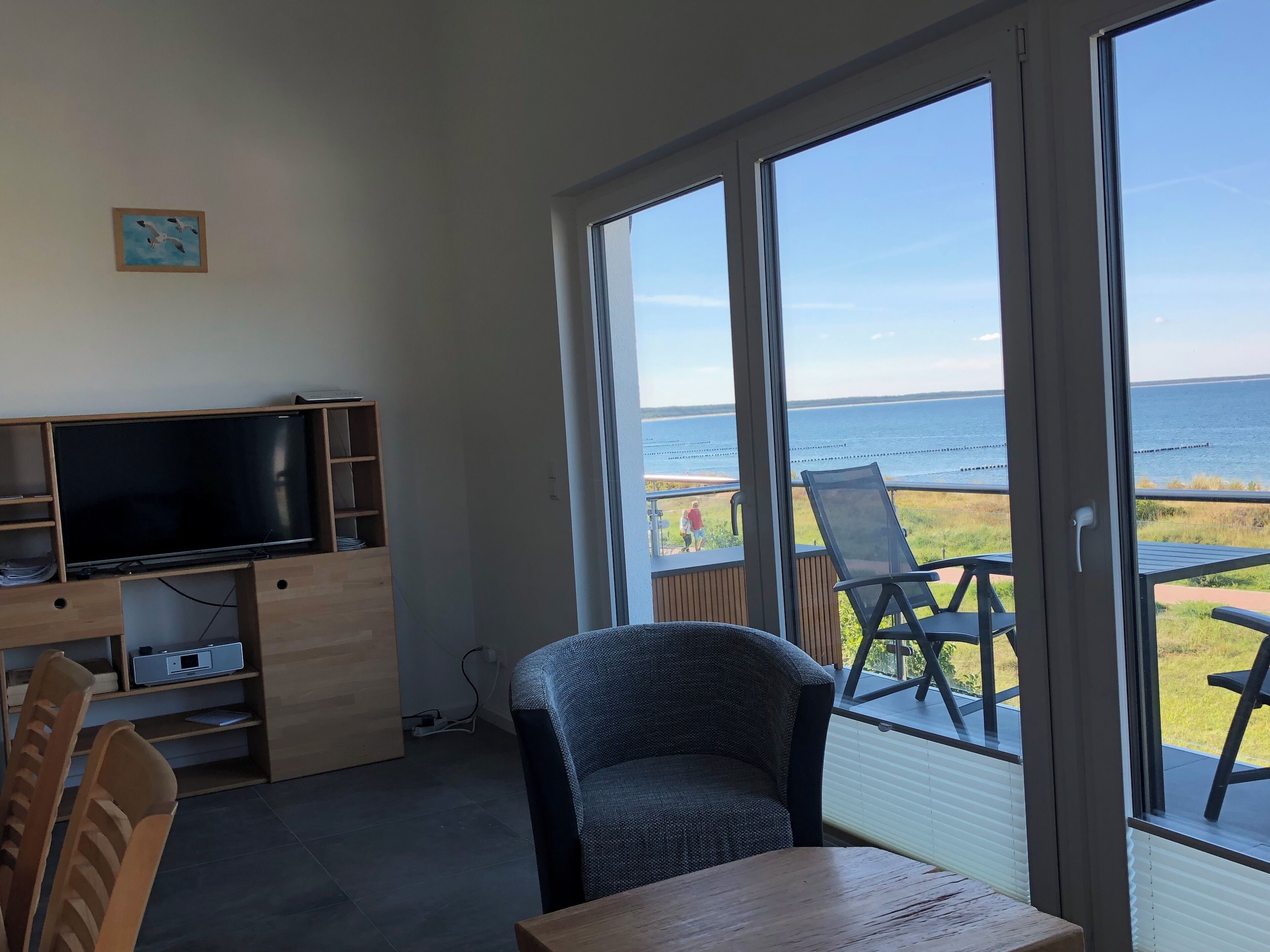 Een televisie, een open haard, boeken en een stereo