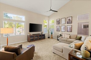 Smart TV, libri, impianto stereo