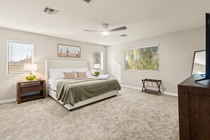 4 Schlafzimmer, Schreibtisch, Bügeleisen/Bügelbrett, Reisekinderbett
