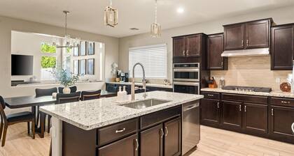 Private Heated Pool & Spa - Modern, Spotless Desert Home