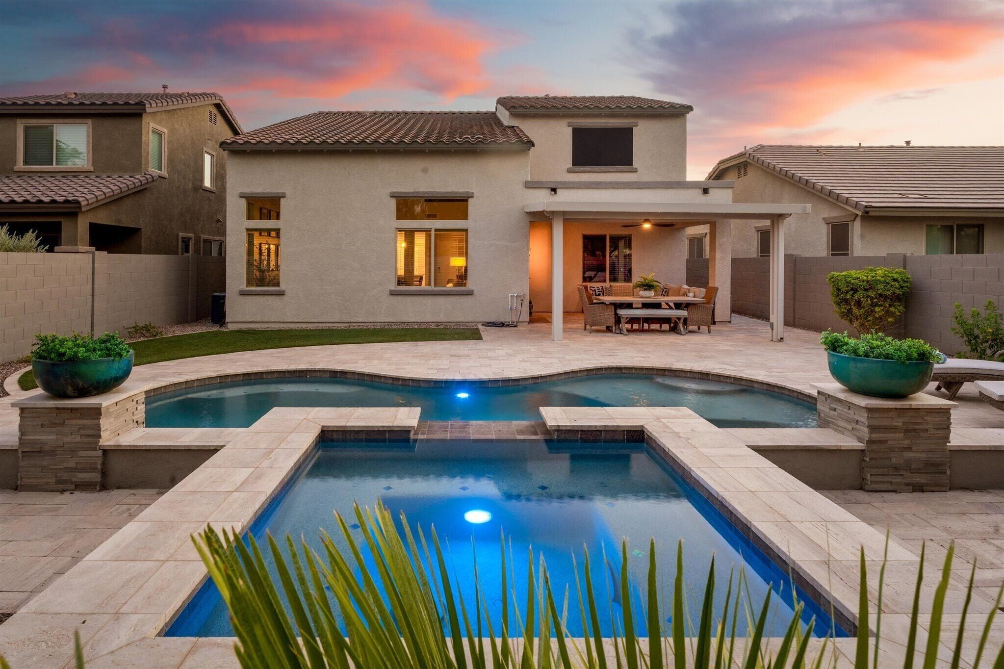 Een buitenzwembad en een verwarmd zwembad