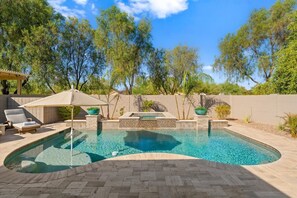 Utendørsbasseng og et oppvarmet basseng