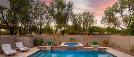 Utomhuspool och uppvärmd pool