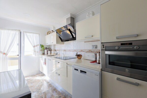Oven, stovetop, dishwasher