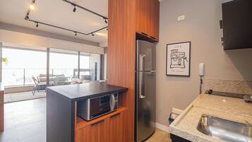 Geladeira, micro-ondas, fogão, cooktop