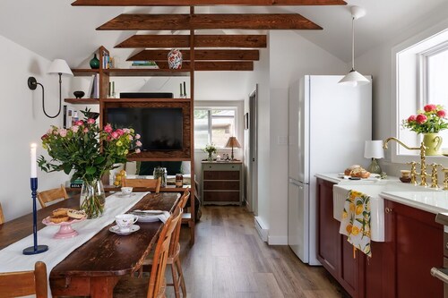 Maplewood Cottage: English Charm, West Coast Soul.