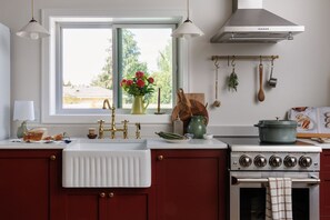 Fridge, oven, stovetop, coffee/tea maker