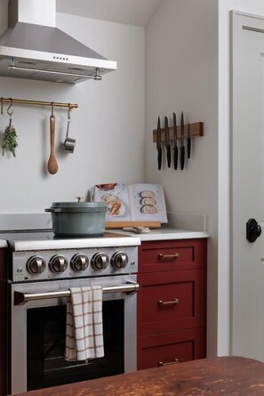 Fridge, oven, stovetop, coffee/tea maker