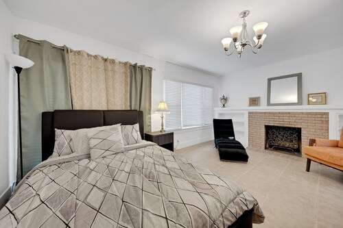 1415A Charming 2B1B Downtown Retreat with free parking