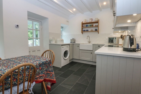 Fridge, microwave, dishwasher, cookware/dishes/utensils