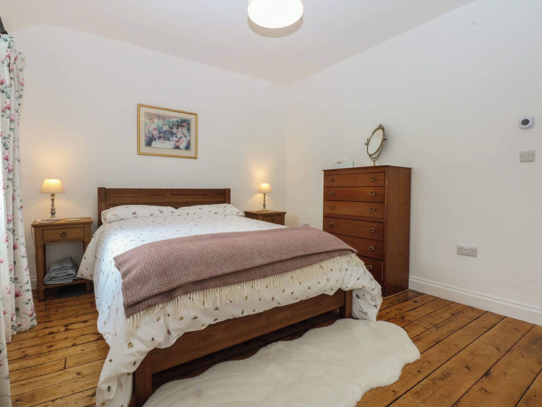 2 Schlafzimmer, individuell dekoriert, individuell eingerichtet