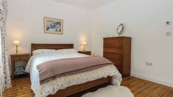 2 Schlafzimmer, individuell dekoriert, individuell eingerichtet