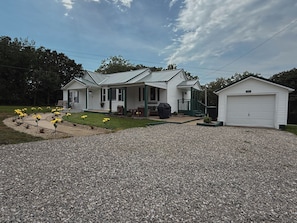 Exterior - Emerald & Ivory Cottage (Saint Robert)