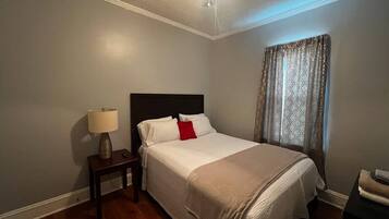 3 bedrooms, desk, iron/ironing board, free WiFi