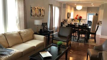 Smart TV, libros y estéreo