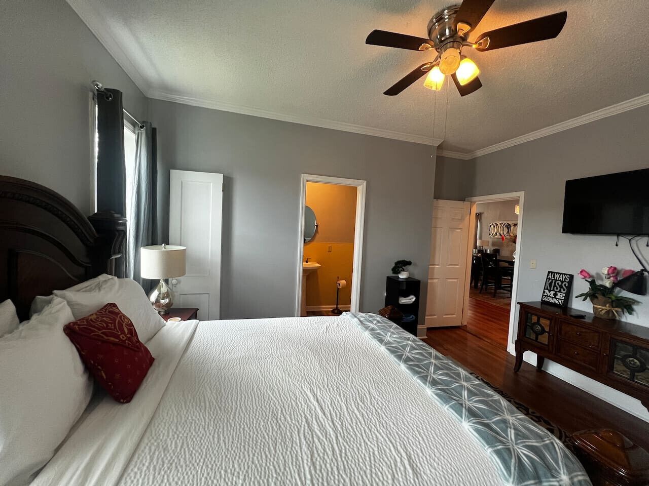 3 bedrooms, desk, iron/ironing board, free WiFi