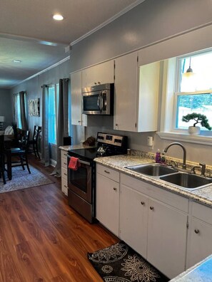 Refrigerador, microondas, horno, placa de cocina