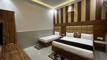 Habitación cuádruple familiar | Espacio para trabajar con laptop y insonorización