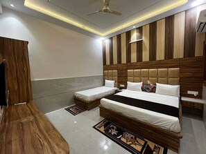 Family Quadruple Room | Laptop workspace, soundproofing, iron/ironing board, free WiFi