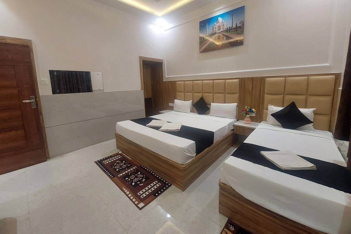Habitación cuádruple familiar, vistas al jardín | Espacio para trabajar con un portátil y sistema de insonorización