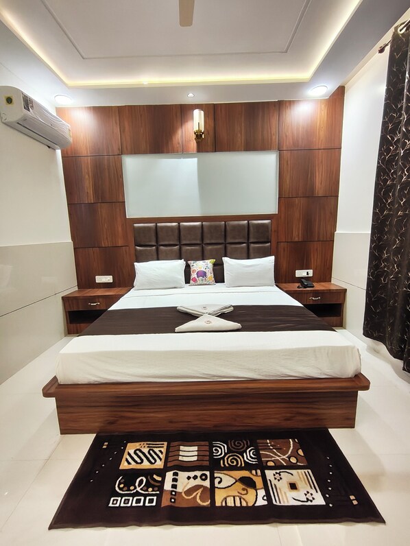 Suite – deluxe | Skrivebord for bærbar PC, lydisolert og strykejern/-brett