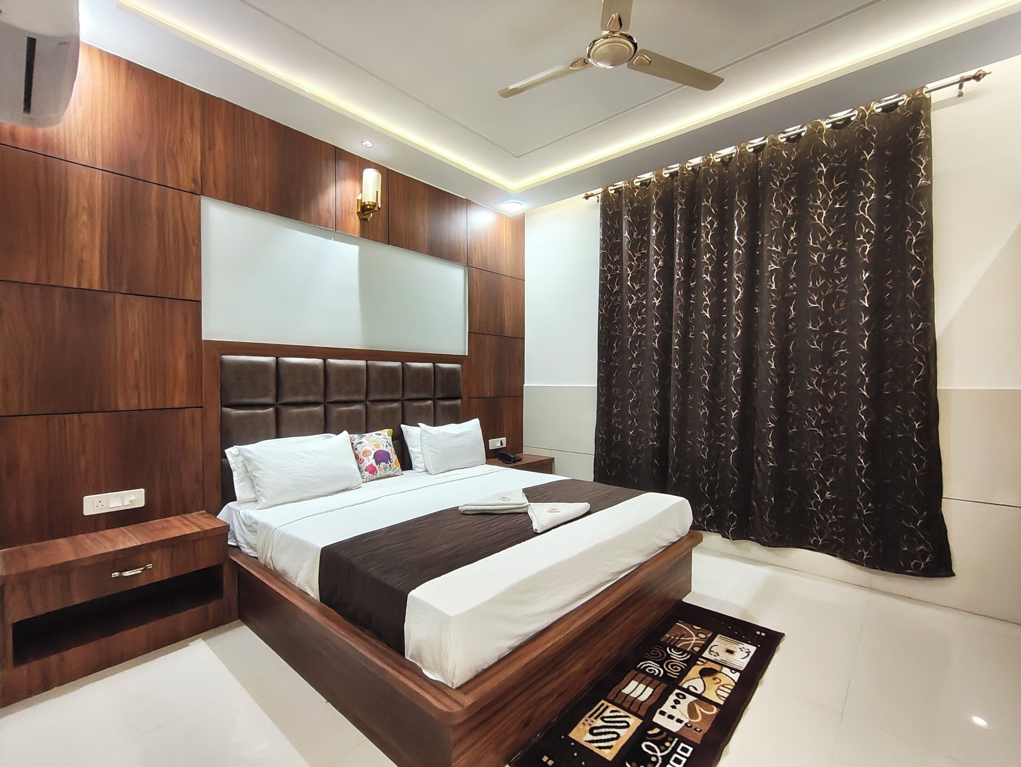 Suite Deluxe | Espacio para trabajar con un portátil y sistema de insonorización