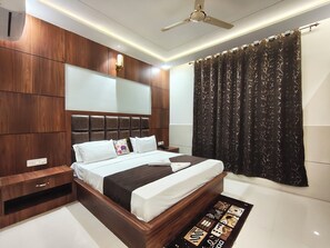 Deluxe Suite | Laptop workspace, soundproofing, iron/ironing board, free WiFi