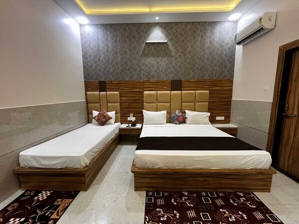 Family Quadruple Room | Laptop workspace, soundproofing, iron/ironing board, free WiFi