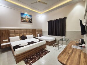 Quarto quádruplo família, vista para o jardim | Espaço de trabalho para notebook, quartos à prova de som