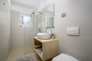 Shower, hair dryer, towels