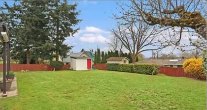 Charming villa with AC in Renton - perfect for large groups