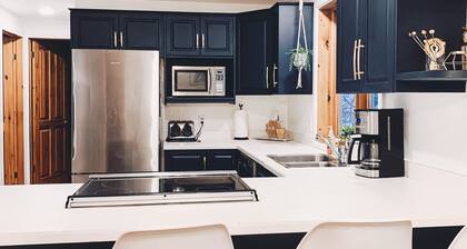 3 bedroom chalet on the river, indoor sauna, close to the ski village