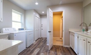 House, Multiple Beds, Pool Access, Valley View (Valley View) | Interior