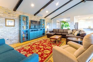 House, Multiple Beds, Pool Access, Valley View (Valley View) | Living area | 42-inch flat-screen TV with digital channels