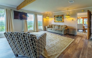 Casa, letti multipli, accesso alla piscina, vista valle (Valley View) | Area soggiorno | TV a schermo piatto 42 pollici con canali digitali