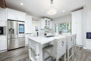 Micro-ondes, four, plaque de cuisson, lave-vaisselle