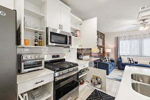 Microondas, horno, placa de cocina, lavavajillas