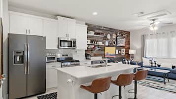 Microondas, horno, parrilla de estufa y lavavajillas