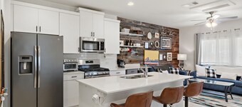 Charming 3-bedroom Townhome conveniently located in Georgetown