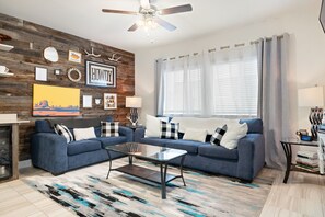 TV - Charming 3-bedroom Townhome conveniently located in Georgetown (Georgetown)