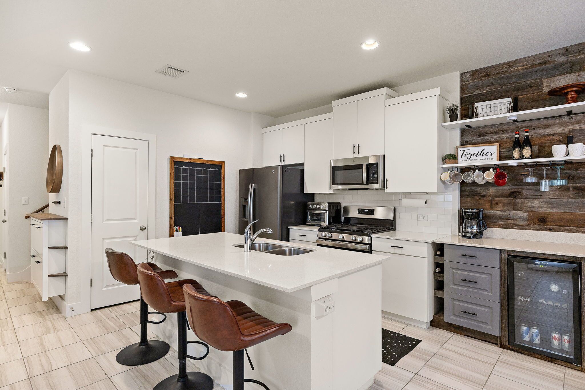 Microondas, horno, placa de cocina y lavavajillas