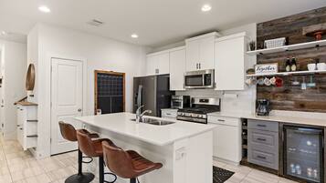 Microondas, horno, parrilla de estufa y lavavajillas